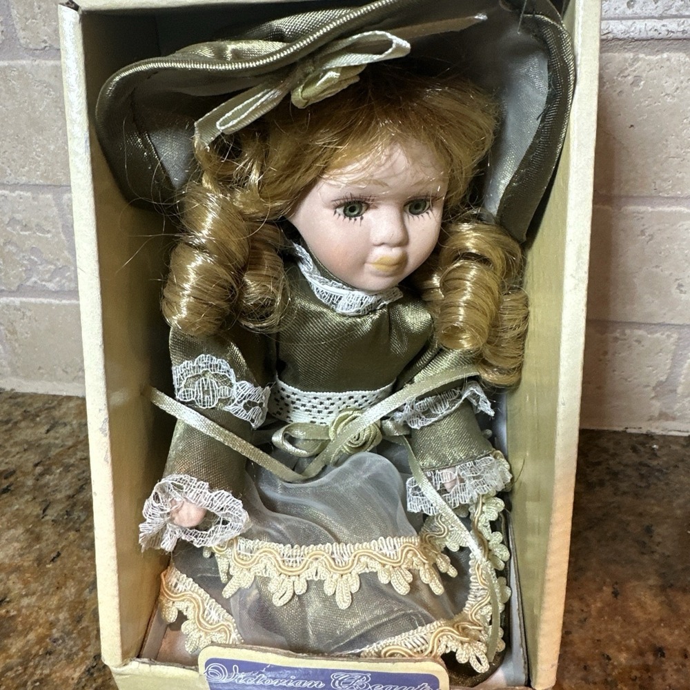 VTG Victorian Beauty 8 Inch Porcelain Girl Doll‎ Collectible to Treasure Forever